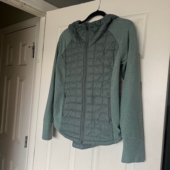 North Face puffer jacket with hood. Size small. Green teal color. - Picture 4 of 5